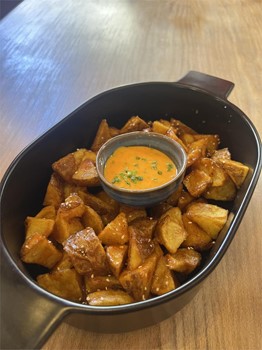 Batatas bravas com molho cheddar - Imagem 1