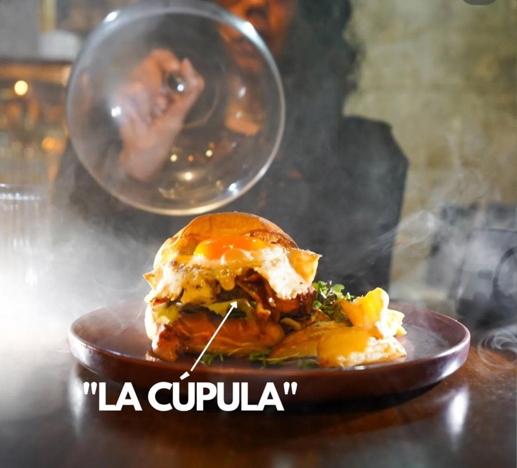 BURGUER “LA CÚPULA” (carne galega fumada, brioche, ovo frito, bacon, tomate seco, molho de alho)  - Imagem 1