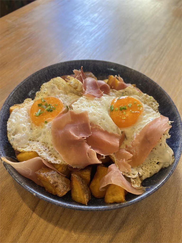 Huevos rotos con serrano - Imagen 1