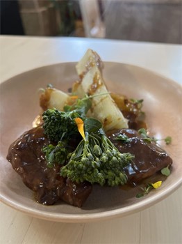 Iberian pork cheeks with creamy sauce and jazzy potatoes - Image 1