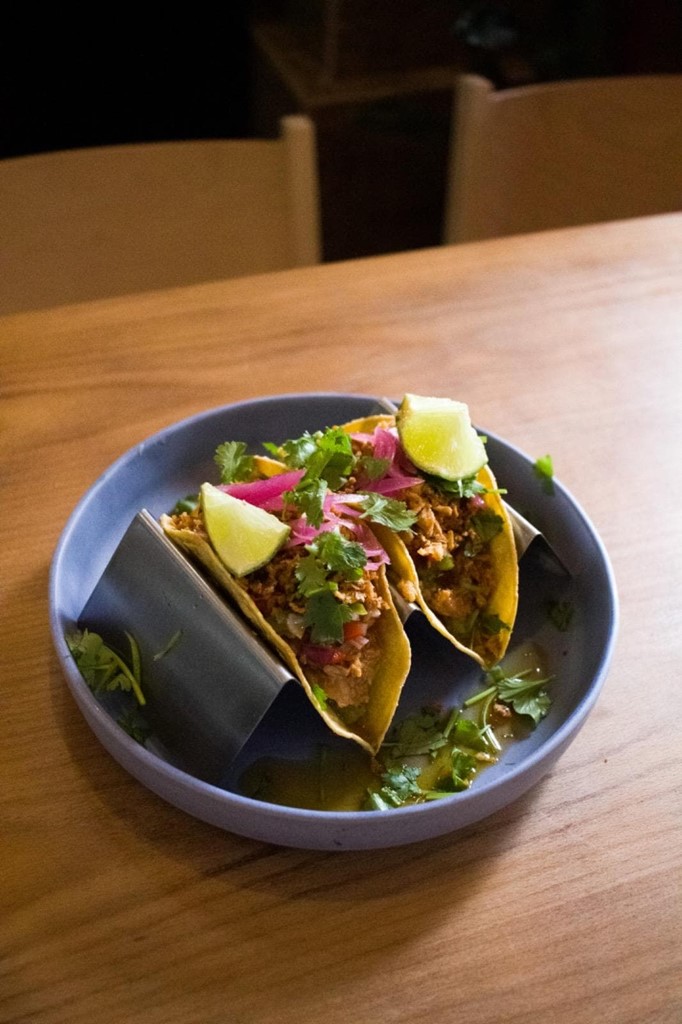 Tacos de cerdo desmechado, guacamole, pico de gallo, cebolla encurtida y frita - Imagen 1